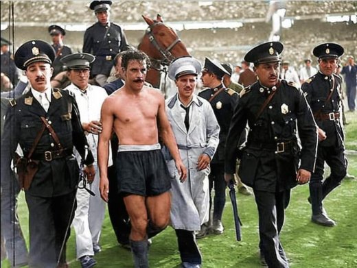 A 109 años de su nacimiento, homenajeamos al Charro Moreno con una de las mejores fotos de la historia del fútbol argentino.