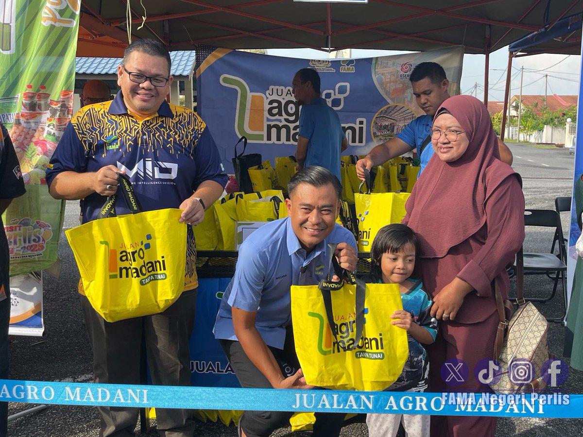 PerlisFama's tweet photo. Jualan ini telah disempurnakan dengan sesi turun padang YBrs En Mohd Anzara bin Azizan, Pengarah FAMA Negeri Perlis untuk melihat sendiri pelaksanaannya dan menyantuni pengguna dan usahawan terlibat. https://t.co/7oq6Onq0d3