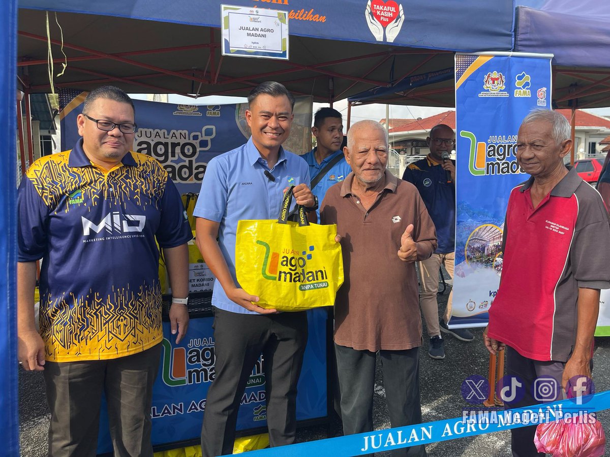PerlisFama's tweet photo. Jualan ini telah disempurnakan dengan sesi turun padang YBrs En Mohd Anzara bin Azizan, Pengarah FAMA Negeri Perlis untuk melihat sendiri pelaksanaannya dan menyantuni pengguna dan usahawan terlibat. https://t.co/7oq6Onq0d3