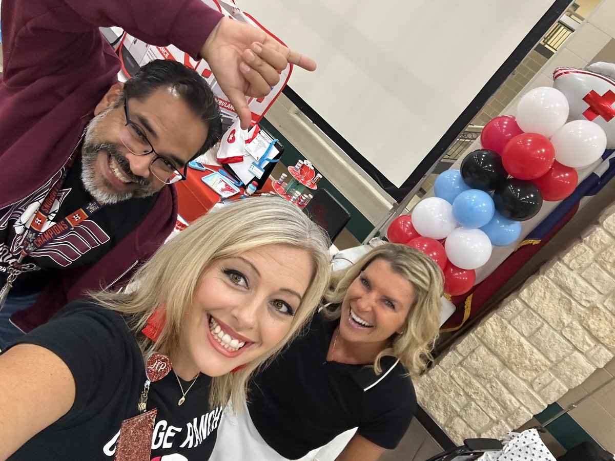 pinkpatterson's tweet image. Always a GReat day of learning when @dsdPD is in the house for our differentiated Blended Learning PD! One size does NOT fit all at the @WeAreGRHS Ranch! #WeAreGR #DataDrivenGrowth