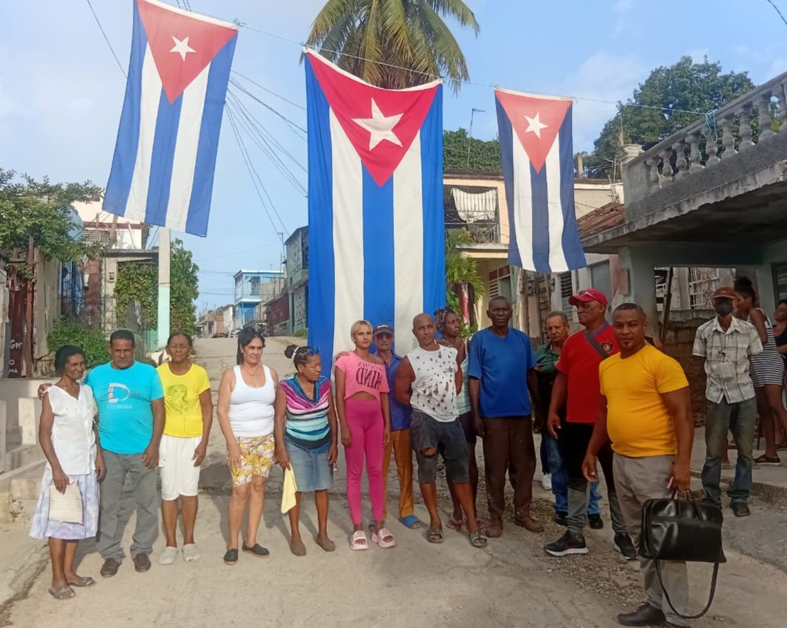 En el CDR #7, de la Zona #217, Consejo Popular Sur Hospital, en Guantánamo, se efectuó un reconocimiento a cuatro donantes destacados de sangre. #Cuba #CDRCuba #65AñosCDR #TuSangreSalvaVidas