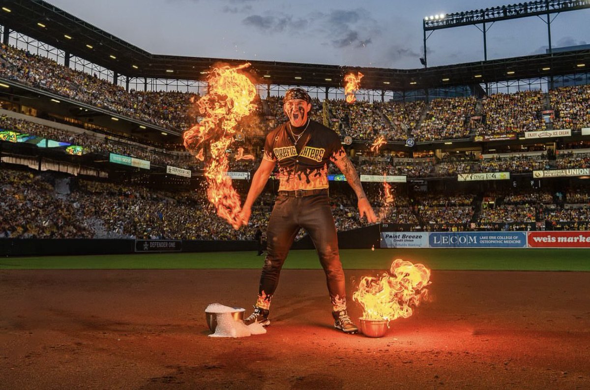 Coach_Trate's tweet photo. We had a great night supporting our guy in Baltimore #BananaBall #BoltLife 🧑🚒🧯🚒🔥⚡️ https://t.co/ohZeTj7XjC