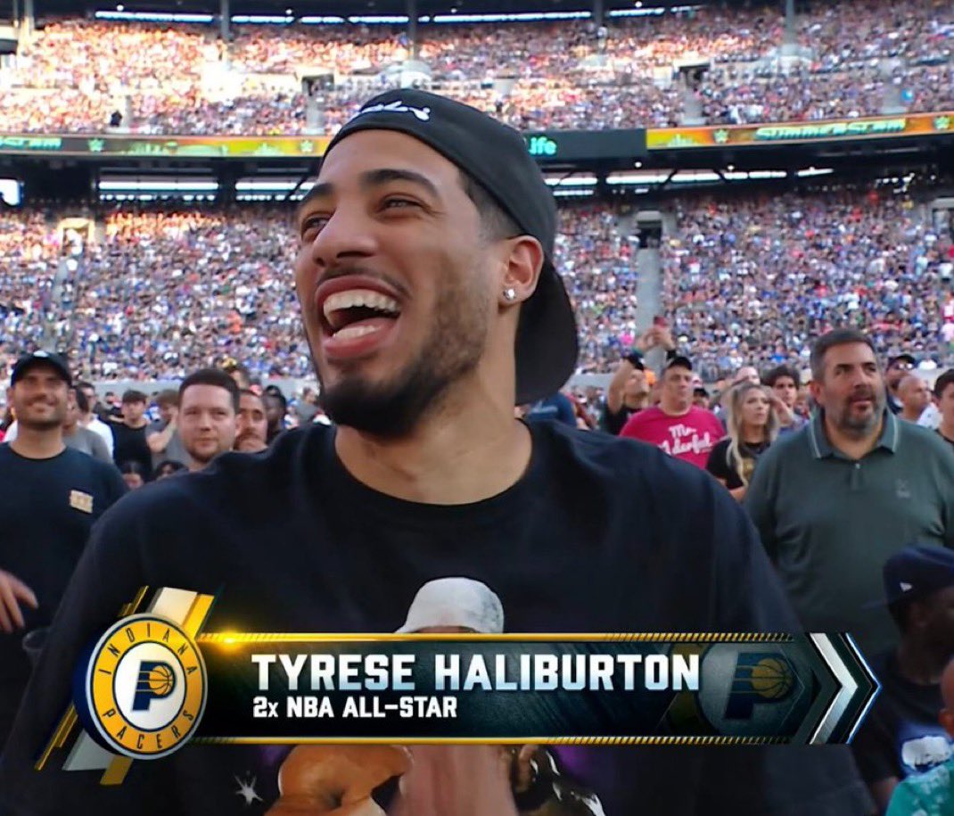 PacersStatsMuse's tweet photo. Yeah idc what anyone says this man has superstar status https://t.co/9XibEbYlUZ