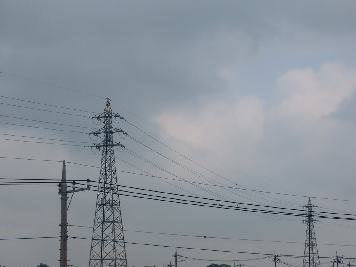 yumeasutw's tweet photo. 空一面どんより厚い雲に覆われ霧で霞む月曜日の朝🌫️

予想最高/最低気温🌡️36℃/26℃
曇りのち晴れ☁️→☀️
熱中症警戒アラート発令⚠️
午後は南風が吹き雲が晴れ厳しい暑さとなりそう。
突風、落雷、俄か雨にご用心🌪️⛈️

#イマソラ #曇天
#空の名前
#天気の図鑑 #雲の超図鑑
#鉄塔
#a2025 #a0804 #a202508 https://t.co/wUqQFLi5X2