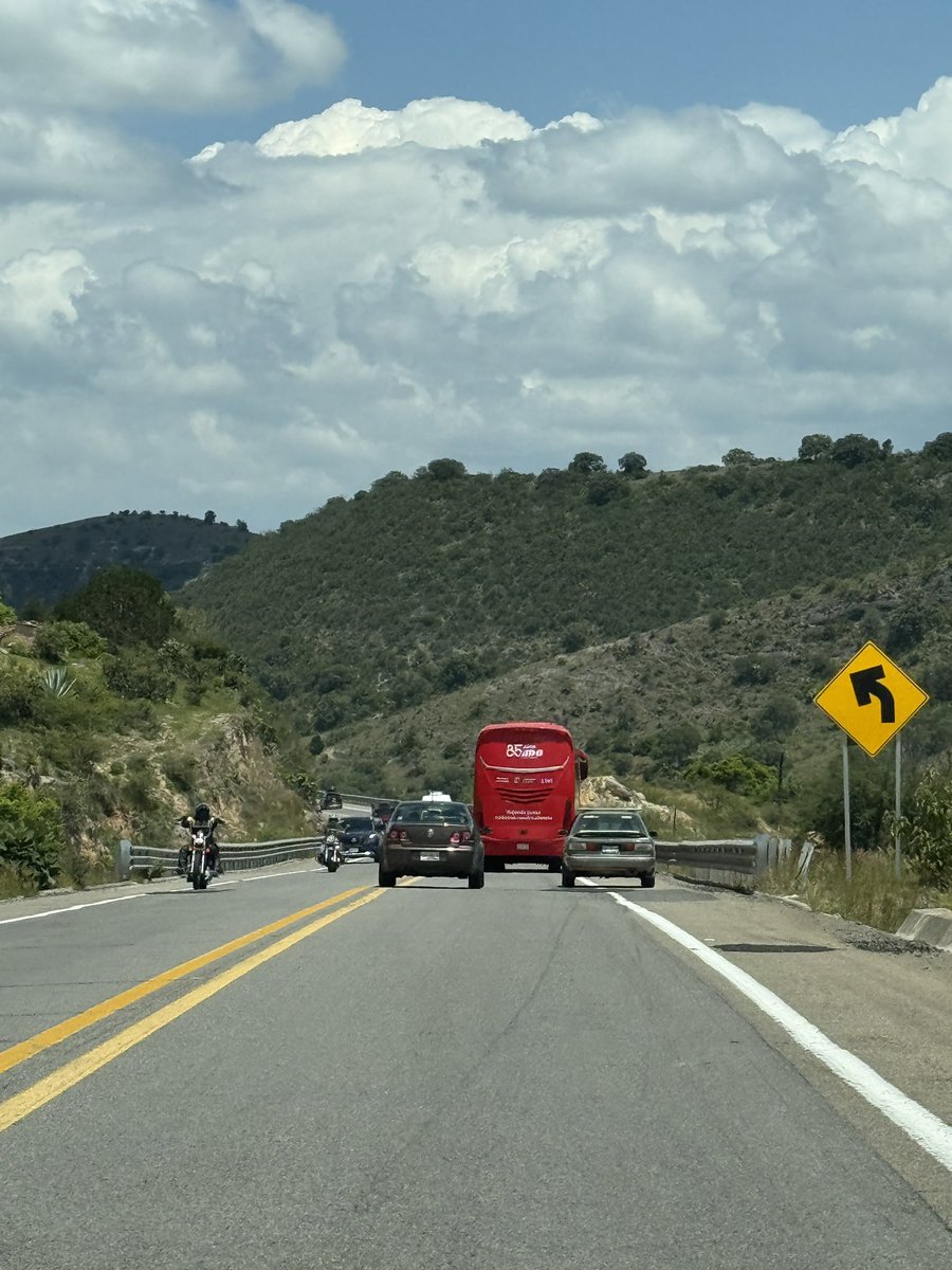 German_Simancas's tweet photo. Lamentable la manera de conducir de esta unidad de @tuADO en la ruta Nochixtlán -Oaxaca hoy a las 14:00 horas 
Número 1240 https://t.co/Ds6uacFwT0