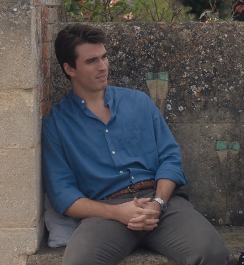 cloiskryptonite's tweet image. the unbuttoned shirt? the rolled up sleeves? the manspreading? HE LOOKED SO GOOD HERE