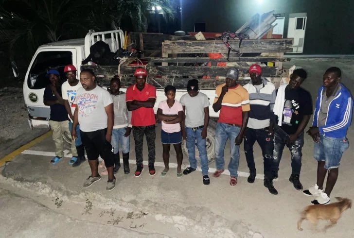 Un grupo de 11 haitianos indocumentados fue detenido por agentes del Ejército en el municipio de Duvergé, provincia Independencia, cuando eran transportados en un camión conducido por un dominicano que fue arrestado.

Más en acento.com.do/actualidad/eje… #Acento