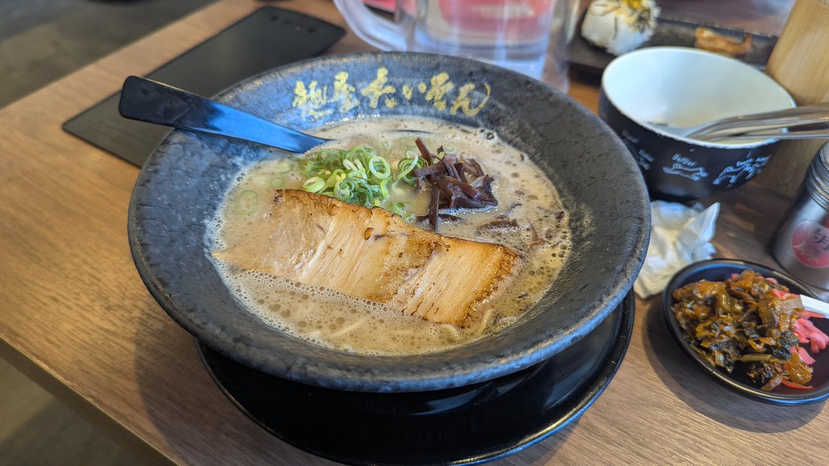 intedc2's tweet photo. 昨夕のラーメン。麺屋たいそん春日総本店さんにて。コラーゲン豊富なポテッとした旨みの強いスープ。少しざらついた表面の自家製の少し太めの細麺。非常に美味でした。
ご馳走様でした🙏 https://t.co/Hr93IfUnir