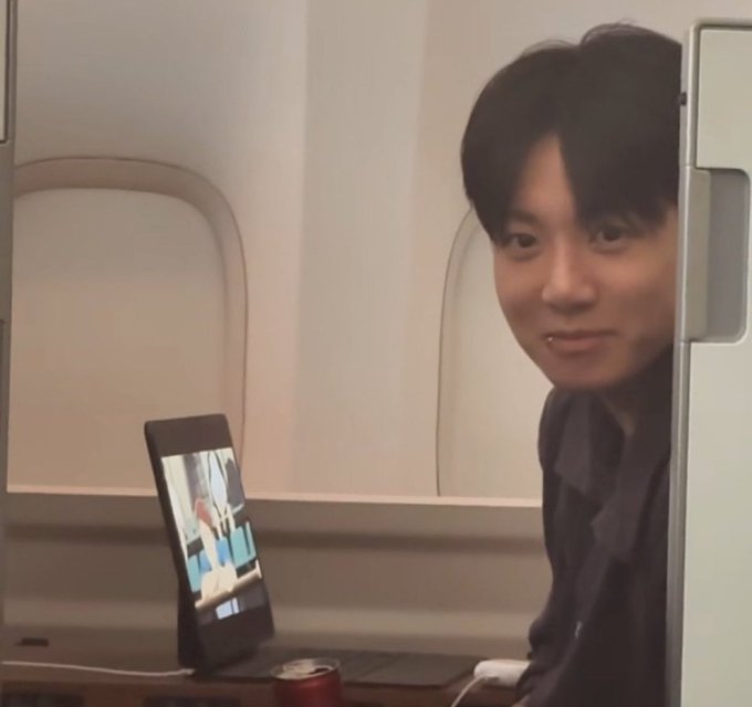 THE WAY JUNGKOOK ON THE PLANE WAS WATCHING THE ANIME HAIKYUU LIKE HE DID BACK IN 2013😭🫶
