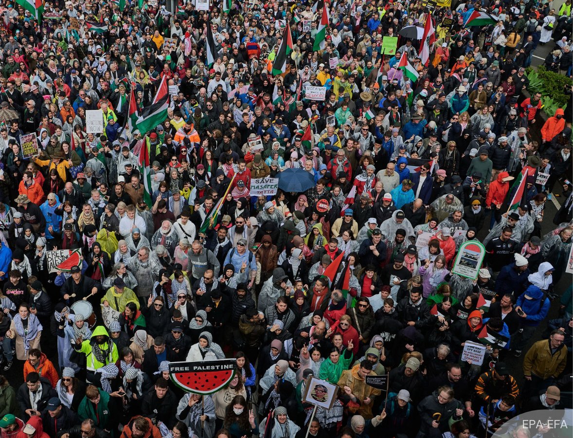 Over 90,000 people marched across the Sydney Harbour Bridge on Sunday in a massive pro-Palestinian protest, braving torrential rain.

They demanded an immediate ceasefire in Gaza, increased humanitarian aid, and Australian government sanctions against Israel.

🧵1