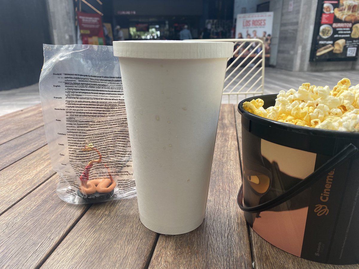 No se como sentirme con esta situación con <a href="/Cinemex/">Cinemex</a> disfrute muchísimo de #LosTiposMalos2 pero no ha pasado ni una semana de su estreno y buscas un coleccionable y me llevo esto 🫠…. No creo volver a ir a un cine de estos. (Ya ni porque anduve buscando en otros cines cercanos)