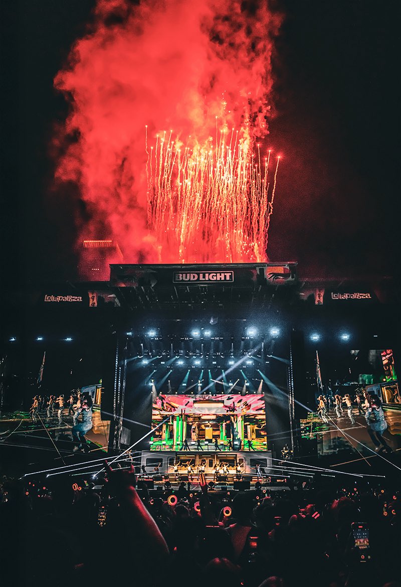 tzujuliee's tweet photo. TWICE, LOLLAPALOOZA'S HEADLINER! https://t.co/pnuYJLIZq7