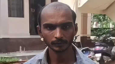 <a href="/azizkavish/">Kavish Aziz</a> बाल तो पहले ही नहीं थे, उखाड़ा क्या उसने इसके सर से??