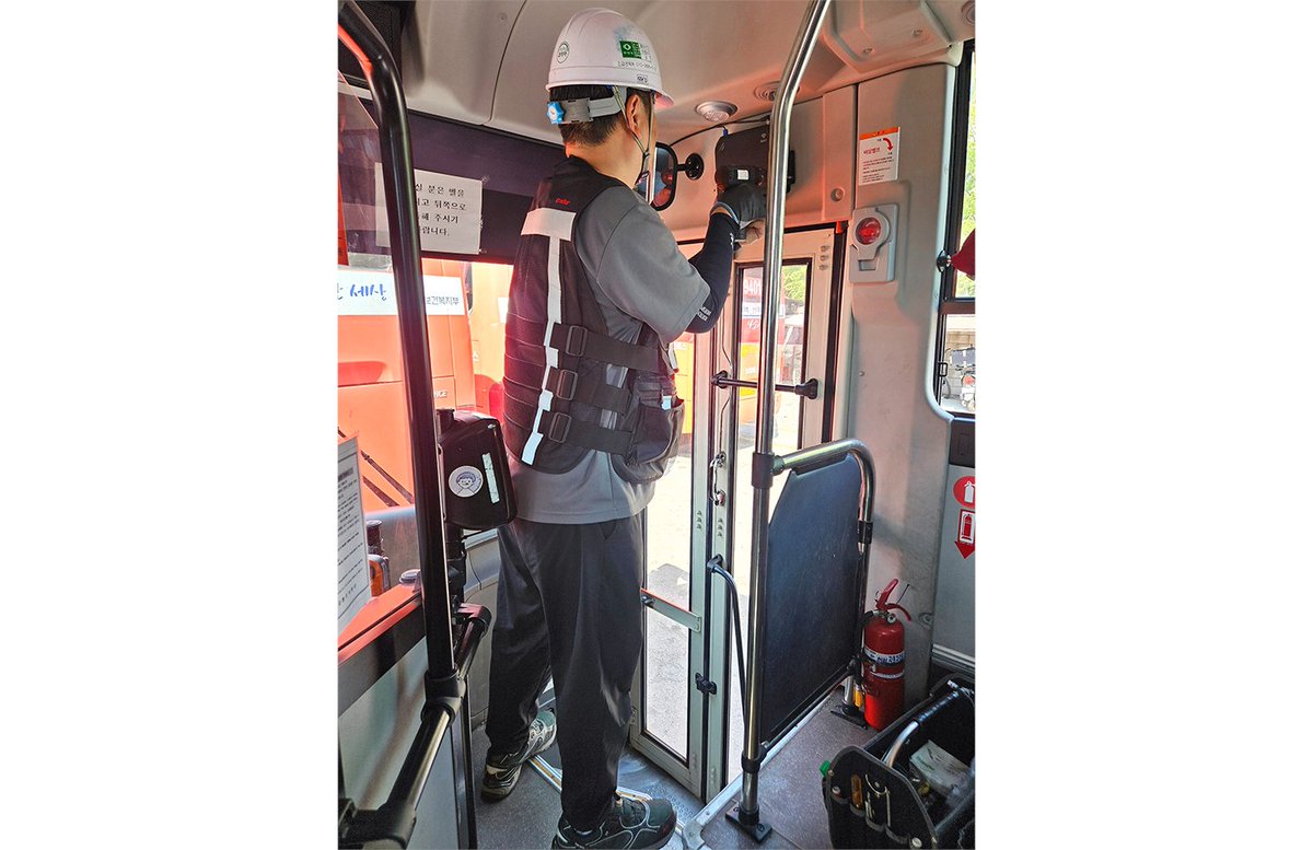 SK텔레콤이 국내 최초로 시내버스에 5G·LTE 기반 와이파이7(WiFi-7)을 시범 도입했습니다. 평균 1.5배 이상 빨라진 다운로드 속도와 한층 강화된 보안·안정성으로, 공공 와이파이 서비스의 품질을 개선했습니다. ▶ bit.ly/4fhmTu2 

#SK텔레콤 #와이파이7 #wifi7 #버스와이파이