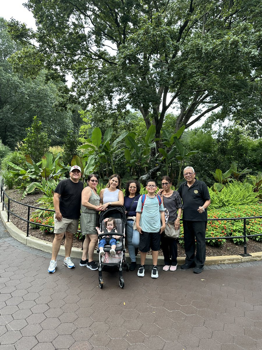 chacofunesjr's tweet photo. En los últimos días hemos estado de vacaciones. Nuestra hija Ivanna conoció a su abuelita, la mamá de @kameloki Agradecidos con Dios por cada momento que nos permite compartir con nuestras madres, con nuestras familias. Han sido días con muchas emociones. 🙏🏻 https://t.co/Nab7cgSSHz