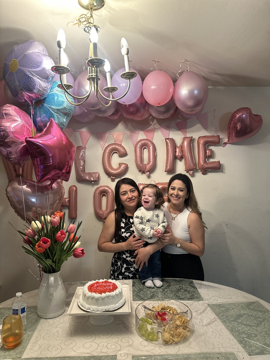 chacofunesjr's tweet photo. En los últimos días hemos estado de vacaciones. Nuestra hija Ivanna conoció a su abuelita, la mamá de @kameloki Agradecidos con Dios por cada momento que nos permite compartir con nuestras madres, con nuestras familias. Han sido días con muchas emociones. 🙏🏻 https://t.co/Nab7cgSSHz