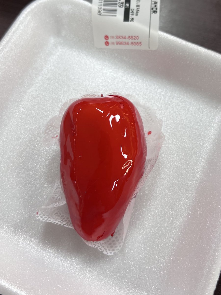 beafernandesn's tweet photo. depois de DIAS morrendo de vontade de comer o tal do morango do amor

Veredito final: comi, e 
✨odiei✨ https://t.co/z4lHEFPd5e