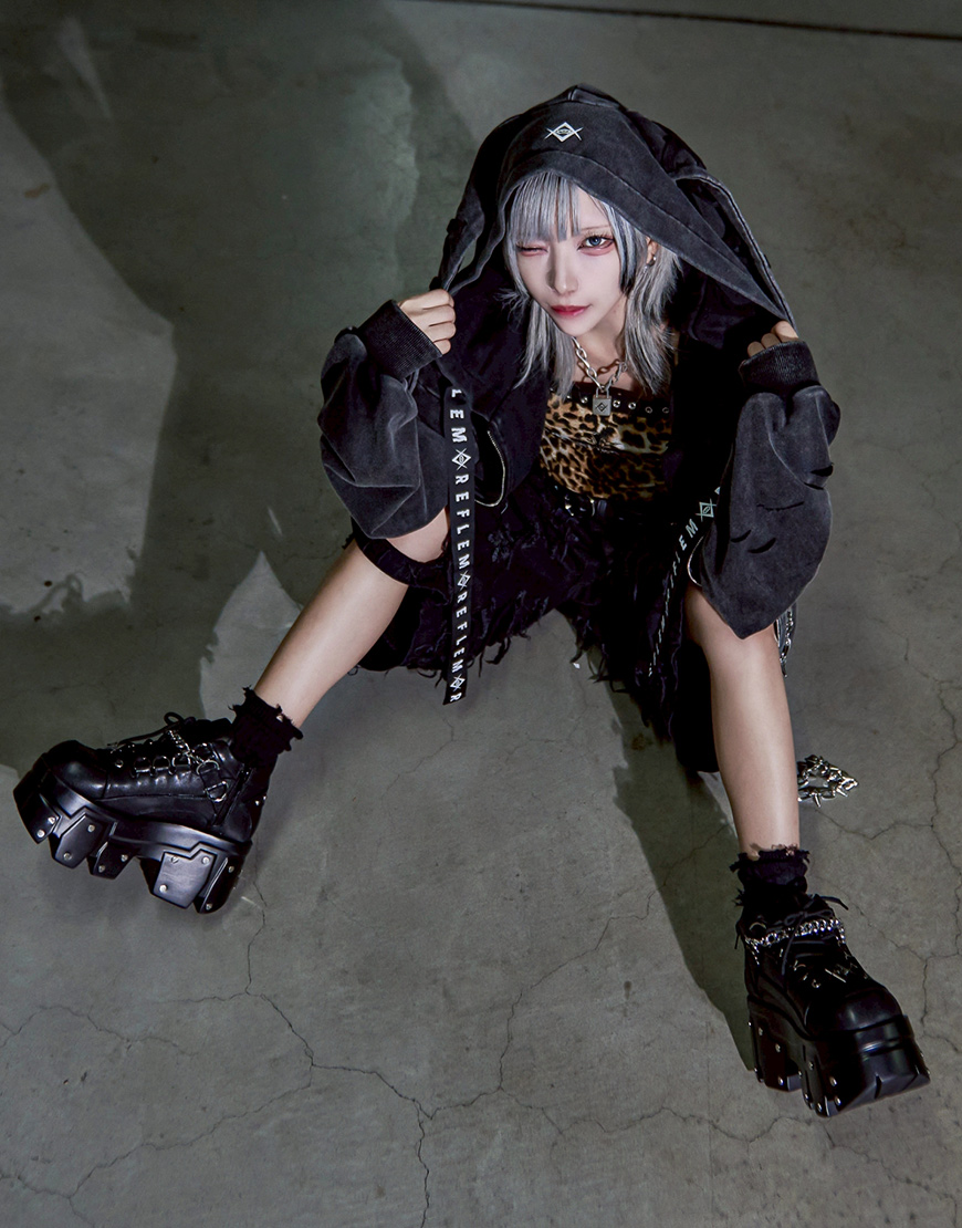 REFLEM【レフレム】チェーン付きクロックブリントスウェットトレーナー