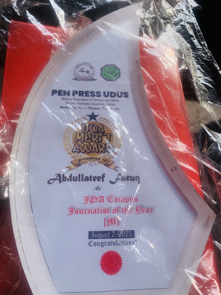 Olami5576X's tweet photo. Awards Presentation 🙌❤️🎉

Journalist of the Year 2025 🥇 [JOA Award], presented at yesterday’s Pen Press UDUS Media and Leadership Conference 2025 ❤️

And yes, I won it. 😊 https://t.co/0vqErNOGKn