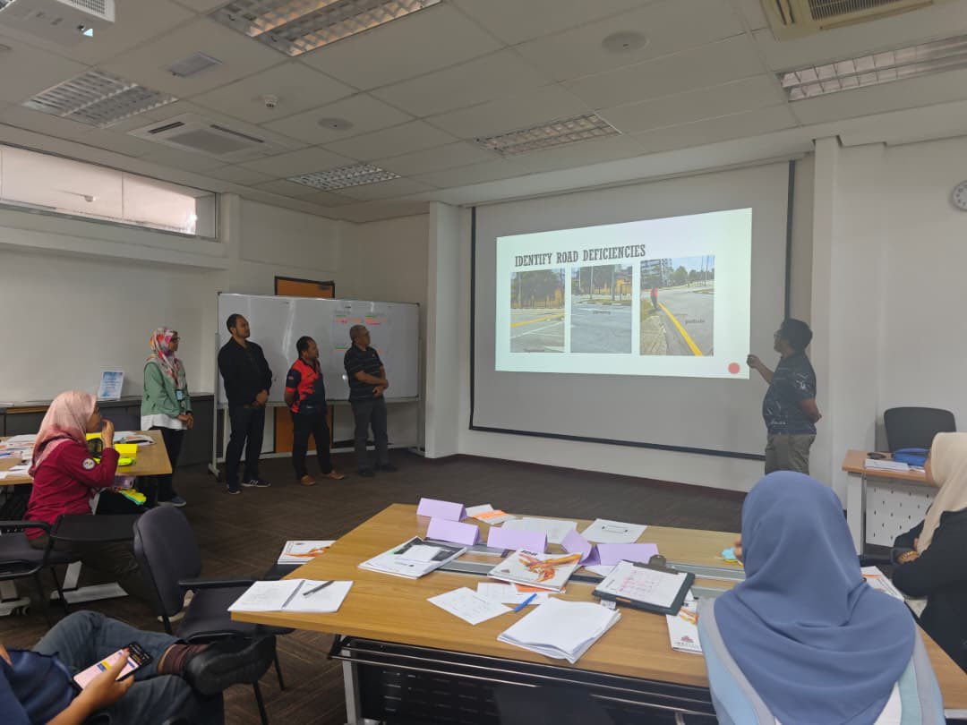 Kursus Road Safety Engineering anjuran MIROS bersama DBKL (29–31 Julai 2025) memberi tumpuan kepada prinsip keselamatan jalan raya, pemeriksaan keselamatan, serta mitigasi risiko dalam reka bentuk dan pengurusan infrastruktur. Terima kasih kepada semua peserta atas komitmen