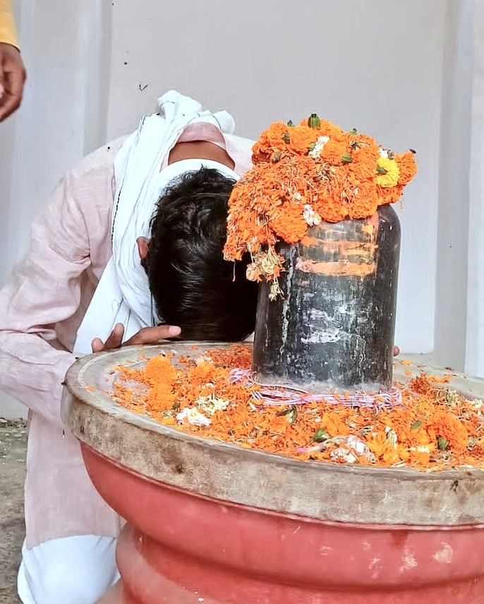 कृपा जिनकी मेरे ऊपर,
तेवर भी उन्हीं का वरदान है
शान से जीना सिखाया जिसने,
महाकाल उनका नाम है...!!

श्रावण मास के पवित्र चौथे और अंतिम सोमवार के पावन अवसर की आप सभी को हार्दिक बधाई एवं शुभकामनाएं।

जय श्री महाकालेश्वर 🙏🏼🚩
#हर_हर_महादेव 🙏🚩
#ॐ_नमः_शिवायः 🙏🚩
