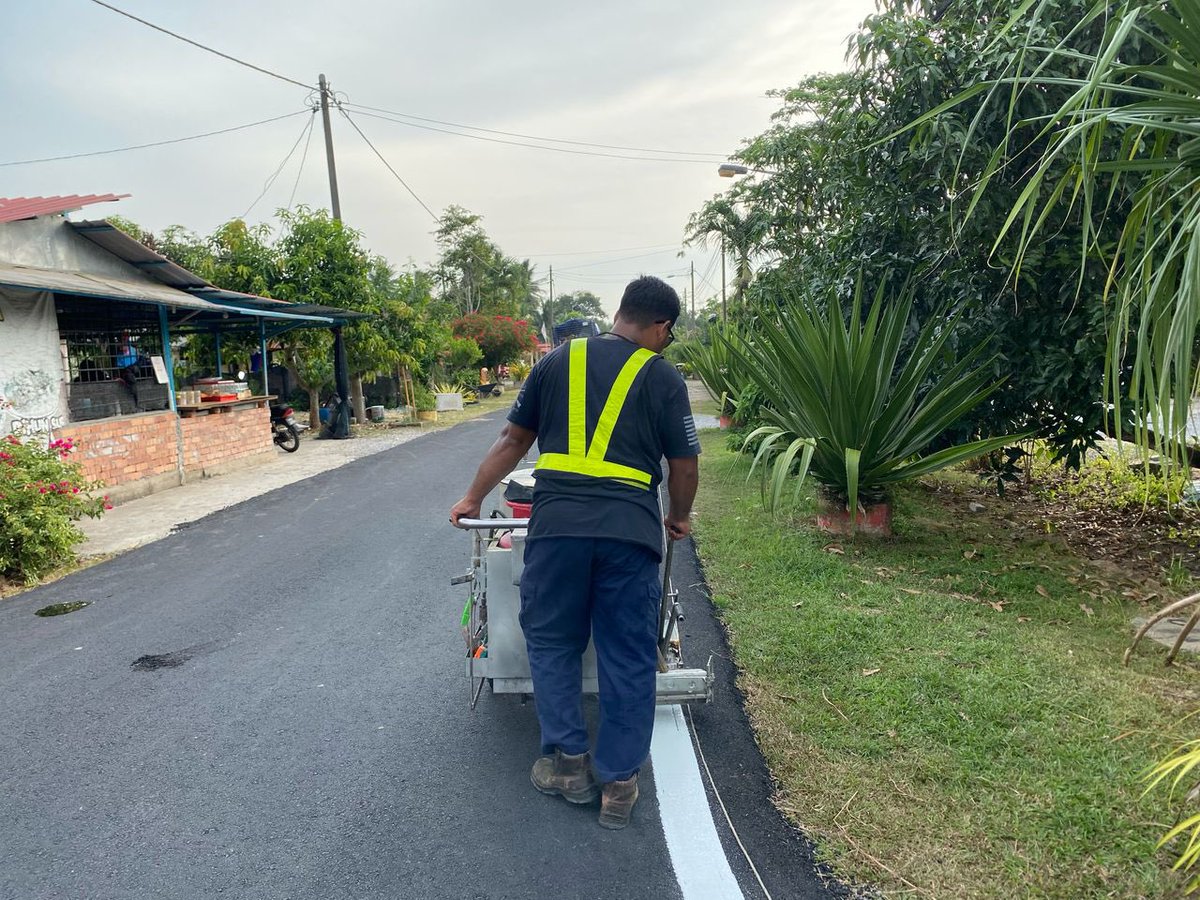 THBM_HQ's tweet photo. @JKRPerlis @IPJKR_Official @CSFJ_JKR @moworksmy @AlexNantaLinggi 02082025 - di Padang Besar

FT 1002 J. Felda Chuping
sek 2.30 - 4.35

#BerkalaPavemen
Cabut Undi G1-G4

Team MyJalan A-Team BP #THBMPerlis #PadangBesar laksana kerja ini di sini

- baharu muka 
- mengecat garisan jalan 

📸 suasana kerja + sek yang siap 

#THBMHQ https://t.co/AbD7sqUDPw