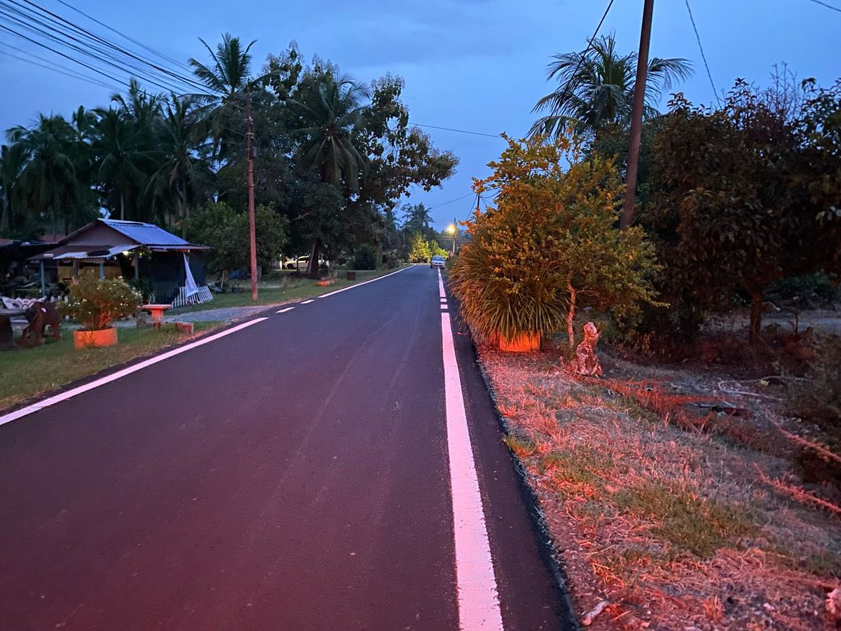 THBM_HQ's tweet photo. @JKRPerlis @IPJKR_Official @CSFJ_JKR @moworksmy @AlexNantaLinggi 02082025 - di Padang Besar

FT 1002 J. Felda Chuping
sek 2.30 - 4.35

#BerkalaPavemen
Cabut Undi G1-G4

Team MyJalan A-Team BP #THBMPerlis #PadangBesar laksana kerja ini di sini

- baharu muka 
- mengecat garisan jalan 

📸 suasana kerja + sek yang siap 

#THBMHQ https://t.co/AbD7sqUDPw