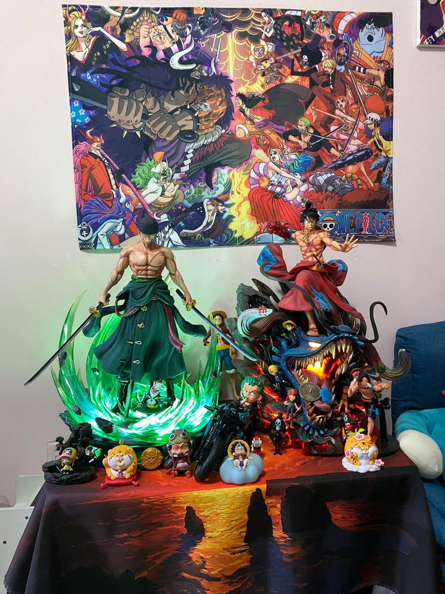 ゾロの迫力とシャンクスのオーラが完璧に再現されていて、背景のポスターが戦闘の雰囲気を一気に盛り上げてくれる！#ワンピース #アニメ
