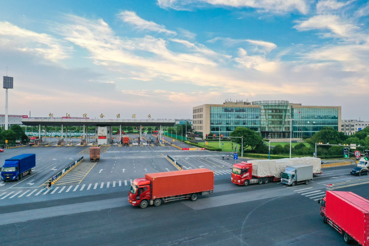 VisitSongjiang's tweet image. #Shanghai #Airport-#Songjiang Comprehensive Bonded Zone Pre-clearance Station launched a two-month trial operation on July 28. On the first day, the first cross-border e-commerce #shipment went through customs declaration, #aircargo acceptance, assembly, and supervised trucking…