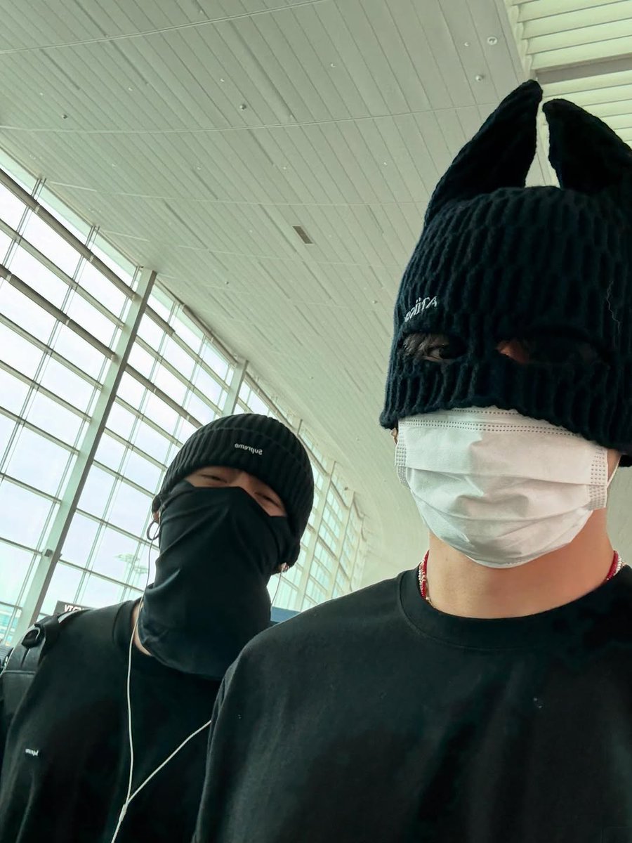 se fueron de viaje de egresados a bariloche y en la fiesta de disfraz se vistieron de Batman y catwoman