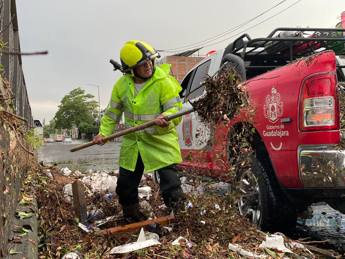GuadalajaraGob's tweet photo. Esta tarde, elementos de @PCYBOMGDL y personal de distintas dependencias del Gobierno recorrieron la ciudad para atender reportes y verificar zonas afectadas tras las lluvias. 

 En esta temporada de lluvias te pedimos actuar con corresponsabilidad: no tires basura en la calle, recuerda que entre menos basura, menos inundaciones.