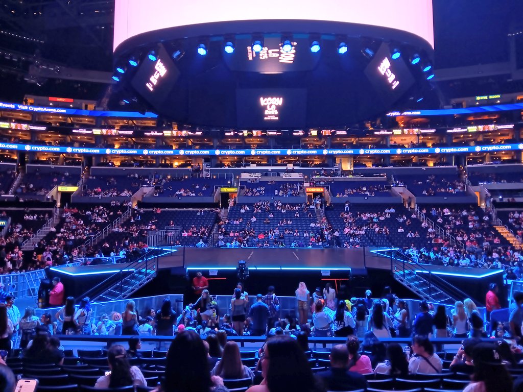 dinofacebbjjong's tweet photo. Ya'll I'm so close for Key...!😭💖 I've really been so lucky to be so close every time I've seen him this year! I'm so grateful🥹 I'm so excited for tonight! I'm manifesting a Hunter performance! 🤞🤞🤞 #KEYCON #KCONLA25 https://t.co/YicFklKl7H