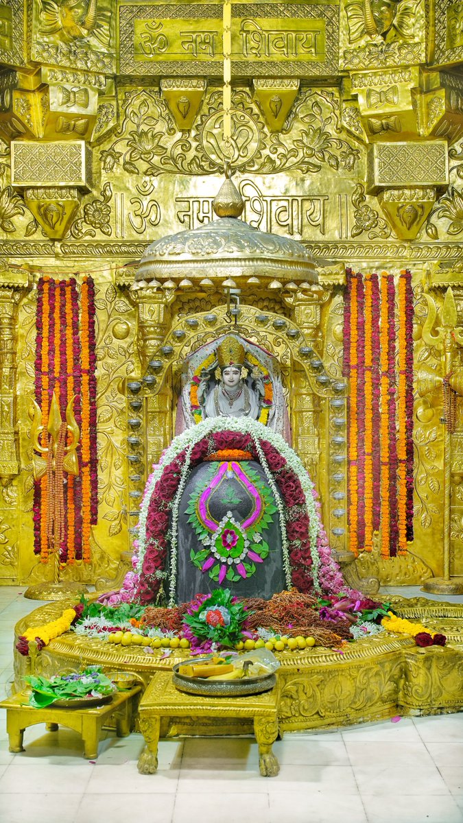 श्री सोमनाथ महादेव मंदिर,
प्रथम ज्योतिर्लिंग - गुजरात (सौराष्ट्र)
दिनांकः 04 अगस्त 2025,श्रावण शुक्ल दशमी- सोमवार
प्रातः श्रृंगार
08254593
#somnath #mahadev #shivji
#bhakti #somnathlivedarshan #somnathtemple