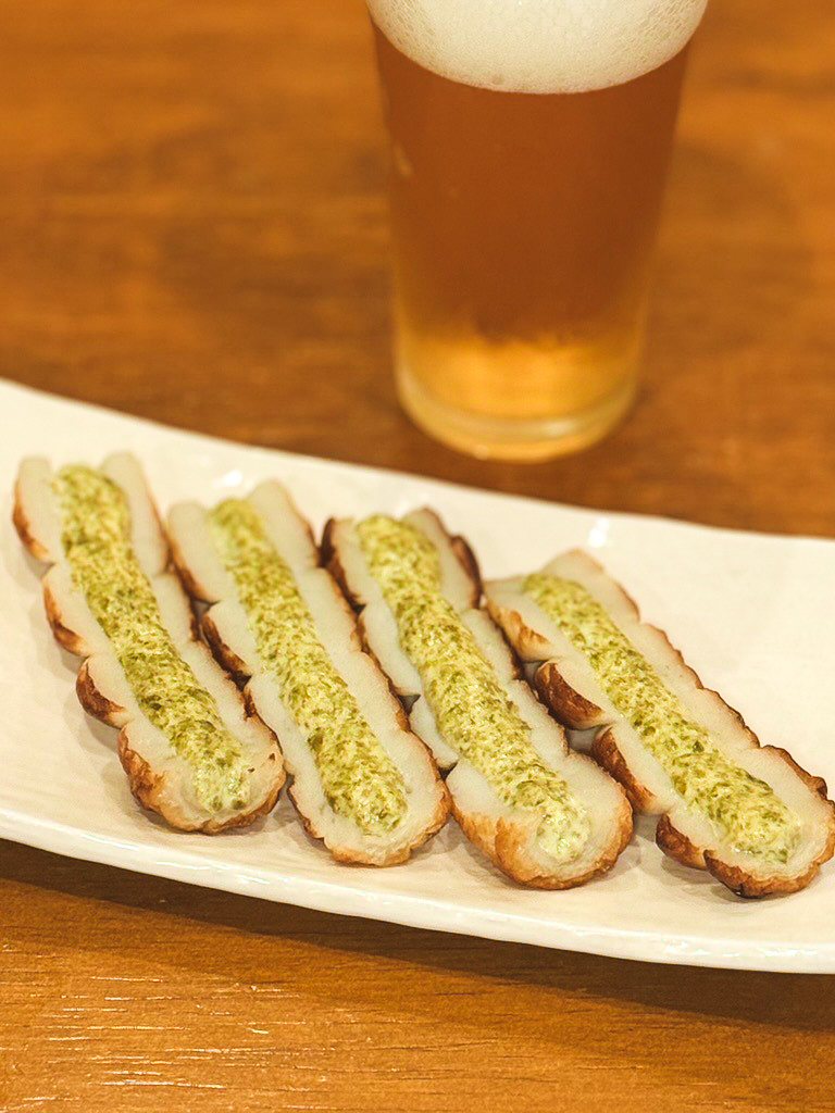 これはお箸もビールも止まらないおいしさ…！ちくわに青のりを混ぜたマヨをぬって、トースターで焼くだけ。