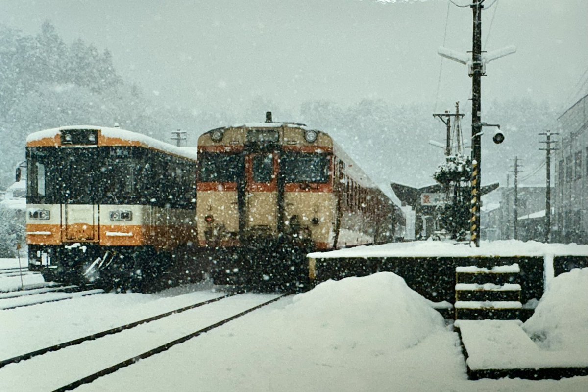 BUNFPaTlnYsokiA's tweet photo. #暑いので涼しげな写真を貼る
《宇出津駅の記録》
キハ58系増結🎬
☃️1988年3月7日📷
#能登線 #キハ58系 #NT100 #のと鉄道
#持っている気動車の写真を貼るべし https://t.co/DZ09GLtSgD