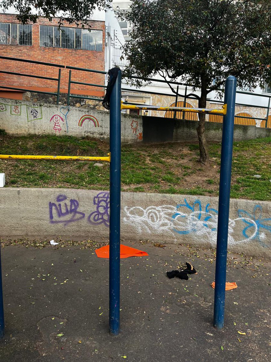 orozconat's tweet photo. Este es el espacio al que van los niños que viven cerca al parque Portugal, unas veces son peleas con los dueños de los perros para que no tumben los niños o se orinen en el rodadero, el olor a excrementos es insoportable, otras veces condones y residuos de drogas en el suelo.. https://t.co/9Y13I4PBqQ