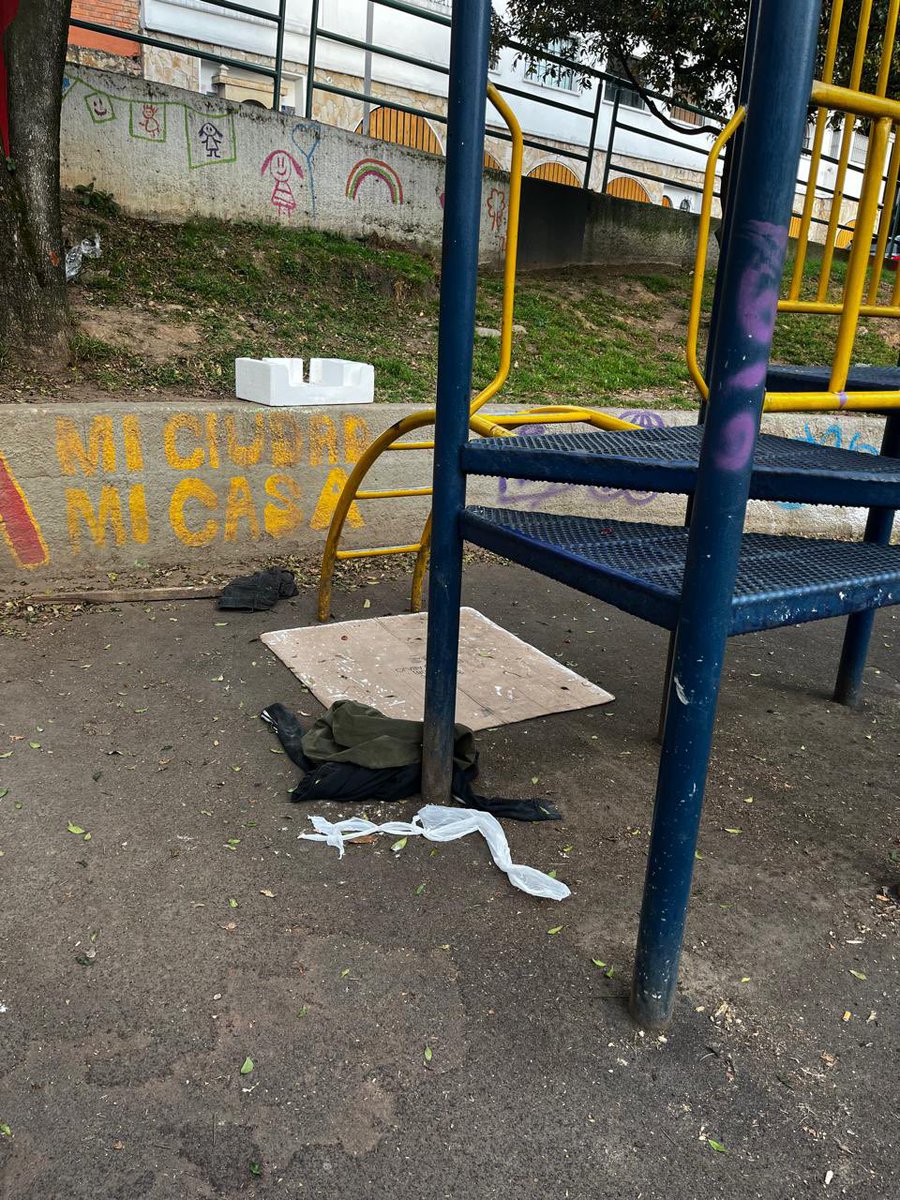 orozconat's tweet photo. Este es el espacio al que van los niños que viven cerca al parque Portugal, unas veces son peleas con los dueños de los perros para que no tumben los niños o se orinen en el rodadero, el olor a excrementos es insoportable, otras veces condones y residuos de drogas en el suelo.. https://t.co/9Y13I4PBqQ