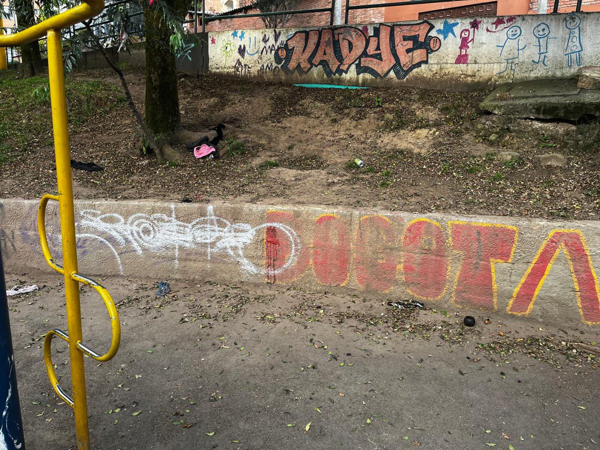 orozconat's tweet photo. Este es el espacio al que van los niños que viven cerca al parque Portugal, unas veces son peleas con los dueños de los perros para que no tumben los niños o se orinen en el rodadero, el olor a excrementos es insoportable, otras veces condones y residuos de drogas en el suelo.. https://t.co/9Y13I4PBqQ