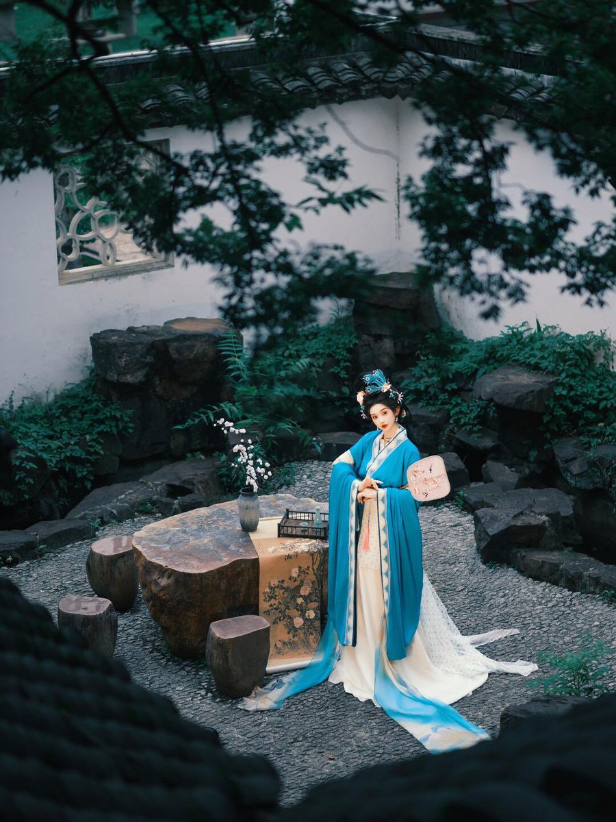changle549043's tweet photo. 园林静，青衫动，岁月皆成诵#汉服 https://t.co/W4zQRRJDFb