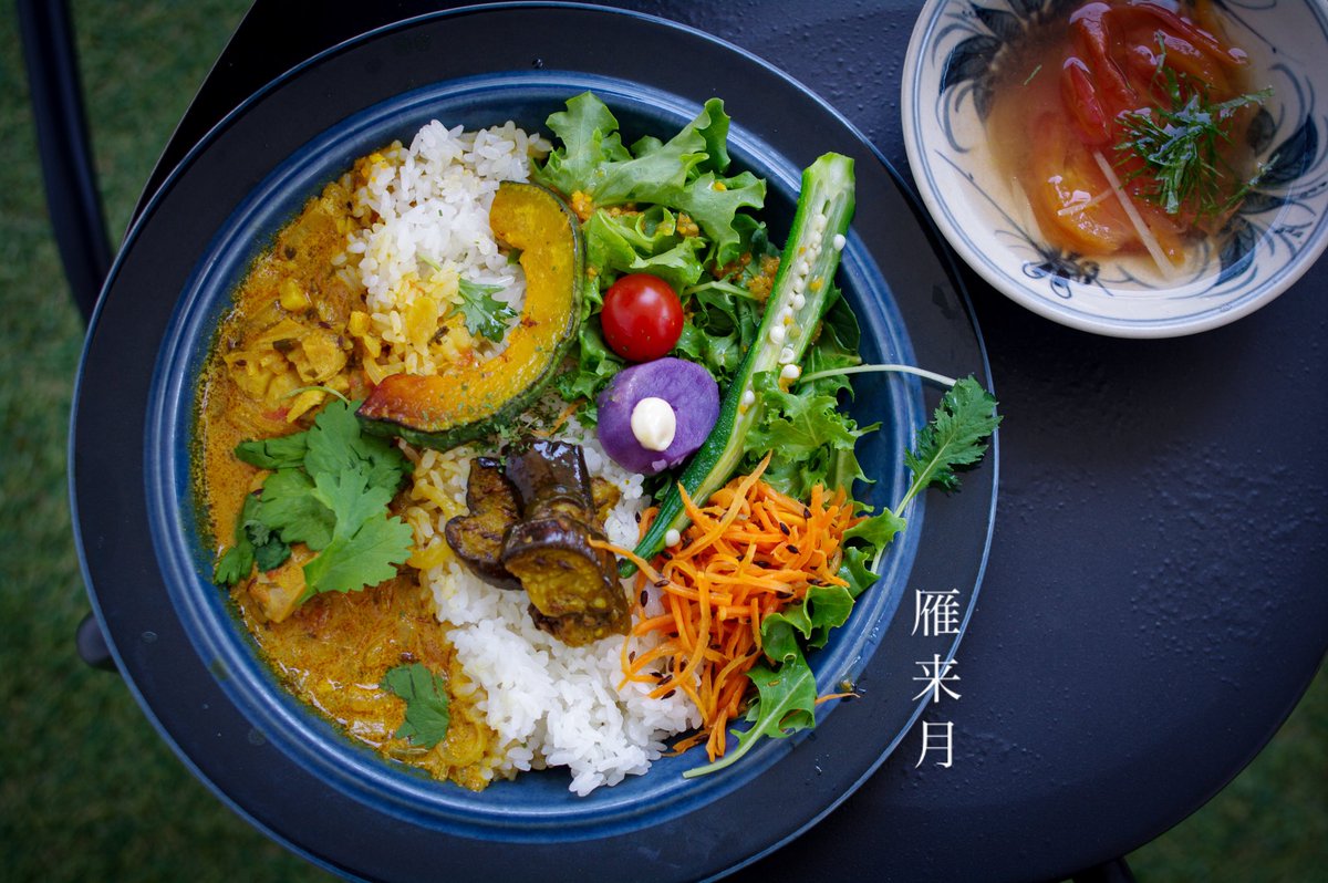 koenomori_INQ's tweet photo. ⚫︎8/4〜(終了日未定)
折々スパイスプレート
「 雁来月(がんらいづき)のスパイスプレート 」

・レモンココナッツチキンカレー
・トマトと大葉と新生姜のスープ
・自家製ドレッシングの野菜サラダ、人参クミンラペ、シャドウクイーン(ジャガイモ)、オクラ、カボチャのレモンマリネ、茄子のアチャール https://t.co/taAoYob0Q3