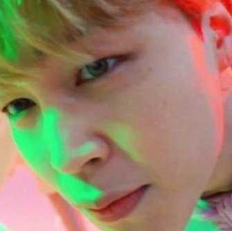 a mi GENUINAMENTE me pone mal no poder ver las pecas de jimin en persona con esas mejillas todas rojitas 😭🙏🏻