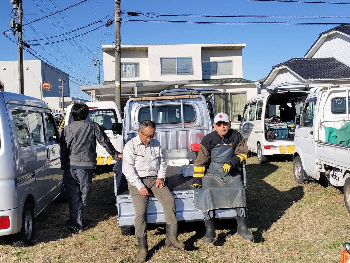 tomiso12's tweet photo. トミソー新社屋プロジェクト
広い敷地の草刈りの様子🌿
休憩もとって、再度草刈りへ✊🏻

#富山
#富山市
#社屋移転
#新社屋
#富山X会 https://t.co/8j5gTvoCBQ