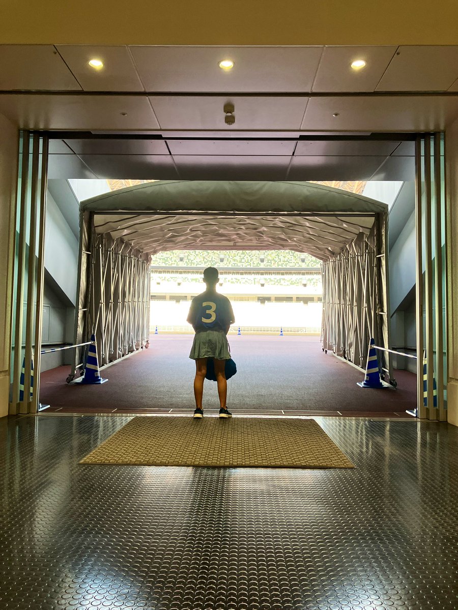 myusuke_DQ10's tweet photo. こないだ国立競技場のツアーに行く時にちゃ〜はんさんがどうしてもって、松田直樹CUPの時にもらったTシャツで行ったんだよね。
新国立でも観たかったな…。
#松田直樹
#foever3
#命つなぐアクション https://t.co/ArAOgEOCZA