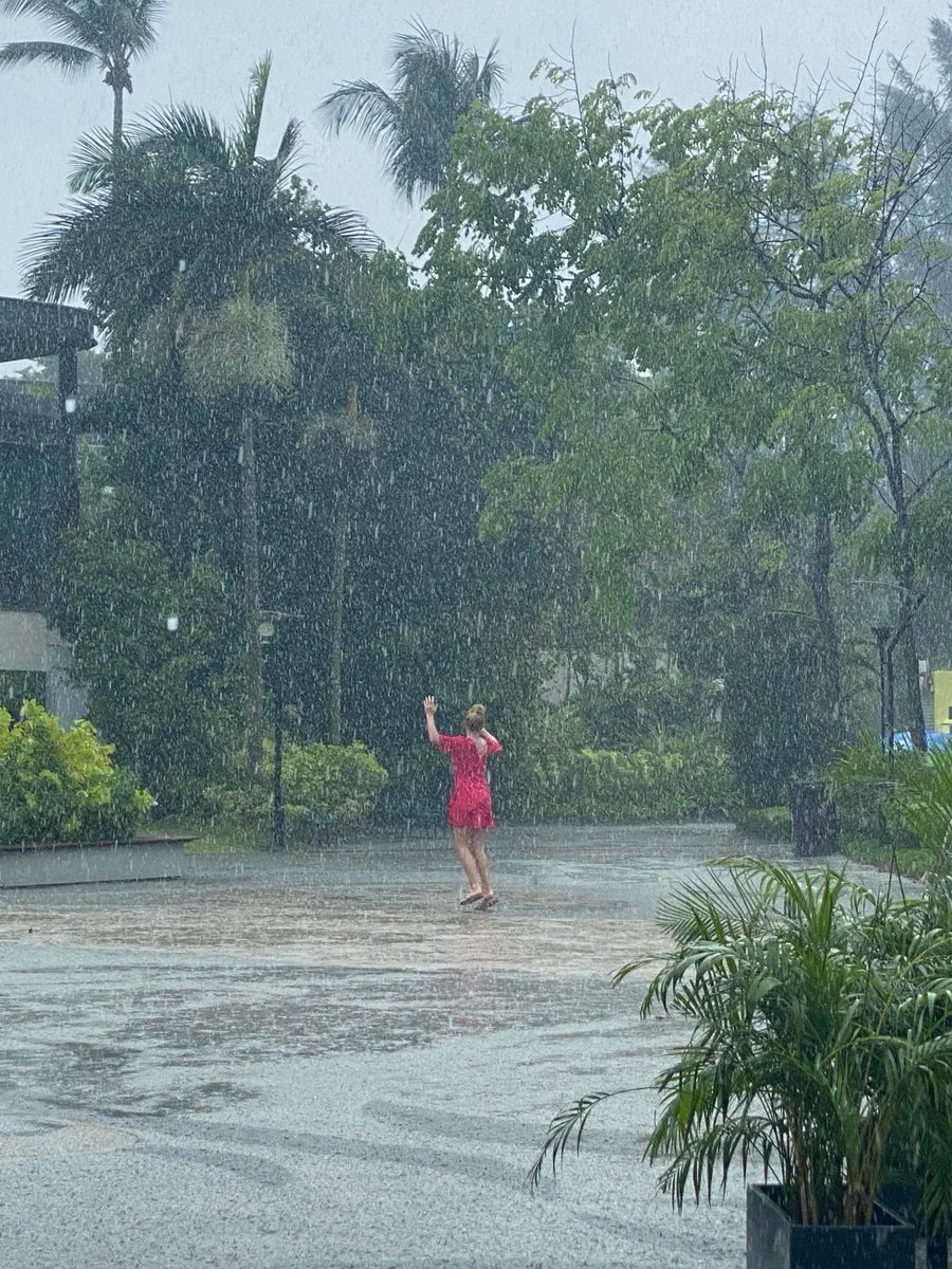 ChenDailyLog's tweet image. 오늘 비가 올 때 한 무용수가 비를 맞으며 춤을 추고 있는 것을 보았습니다.
그게 인생을 대하는 태도인지도 모릅니다.