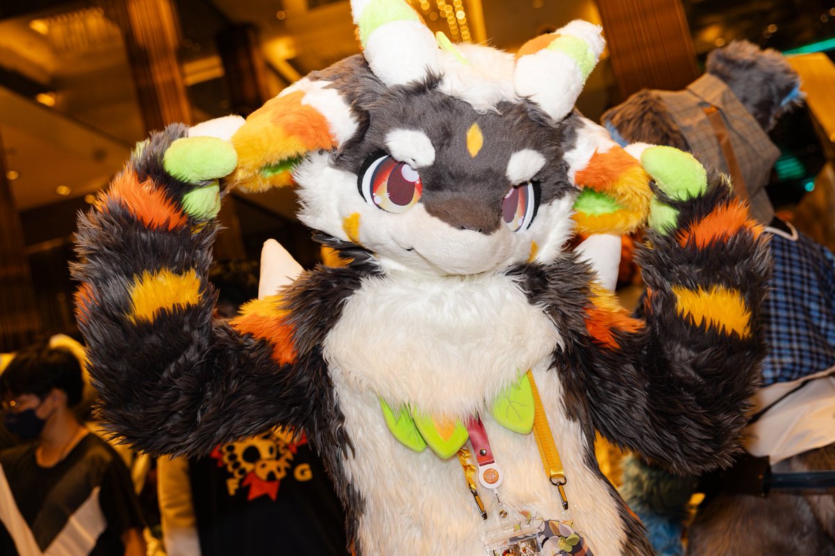 😧！你要吃🍕！（嚇到吃手手）卡魯這麼可愛你忍心吃掉嗎🥺

📸：<a href="/Yue_yue1211/">月嶽Yue Yue</a> 

#FursuitEveryday