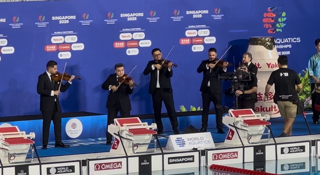 What a finale at the #WorldAquatics2025 in Singapore! 🇭🇺 brings home 7 medals 🥇🥈🥉 and receives the flag for 2027.
Proud of our athletes &amp; cultural showcase with Zoltán Mága, Zoltán Onczay &amp; Levente Molnár.
See you in Hungary in 2027! 🌊🇸🇬🇭🇺 #Aquatics #SportsDiplomacy