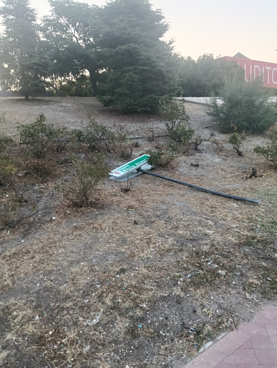 Gonramirezc's tweet photo. @AytoRivas llevamos más de una semana con esta señal rota y en el suelo en el parque Miguel Ríos. https://t.co/dR0va9mkTX