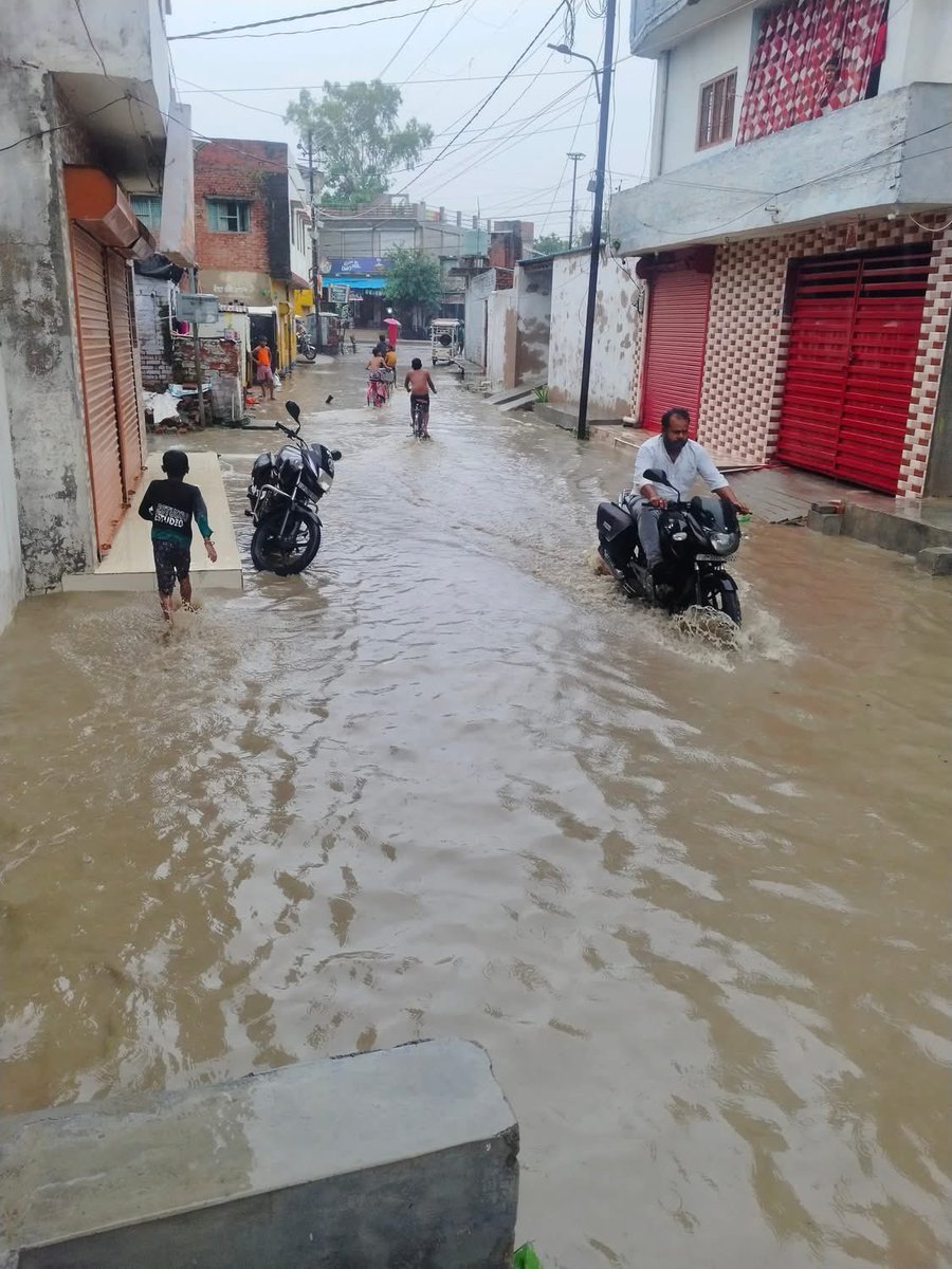 rysm6000's tweet photo. पहली ही बारिश मे बछरावा नगर पंचायत की सड़के बनी स्विमिंग पूल नाले नालियों की सफाई की खुली पोल ज्ञात हो की वार्ड न10के सभासद ज्ञान सिंह ने नालियों की सफाई समय सेन होने को लेकर  सोशल मीडिया के माध्यम दी थी! भ्रष्ट अधिशासीअधिकारी पर कब होगी कार्यवाही
@aksharmaBharat @AKSharmaOffice https://t.co/zesWfFpZ3u