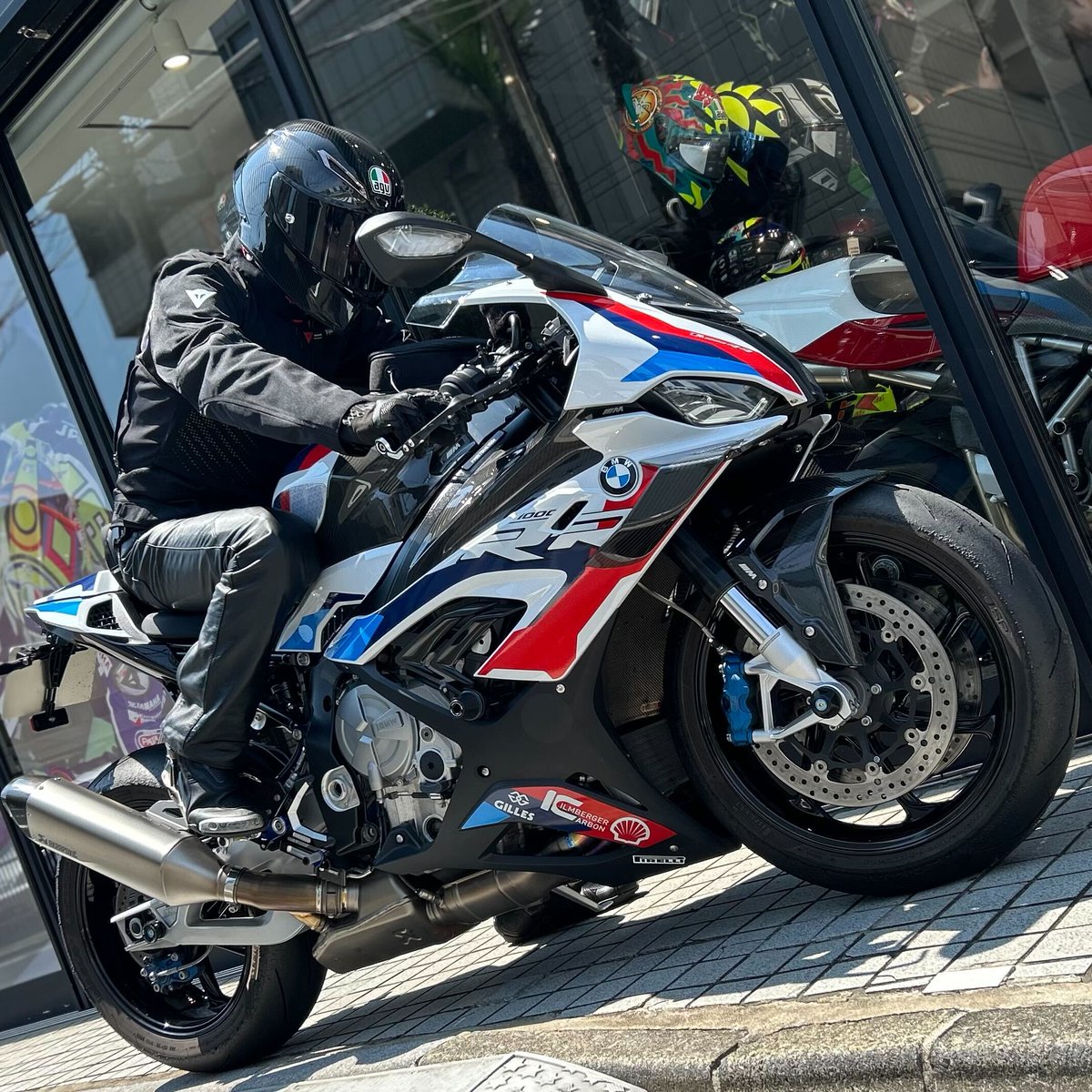 DSetagaya's tweet image. Brilliant #DaineseCrew &amp;amp; #AGVRider !

フラッグシップマシンBMW M1000RRに
PISTA GP RRとTROPHYを組み合わせたスポーツカジュアルコーディネートがExcellent!

M1000RRが奏でる四気筒のサウンドは何度聴いても心を震わせる圧巻の迫力です。

ご来店ありがとうございます🎉🎉

#ダイネーゼは2年保証