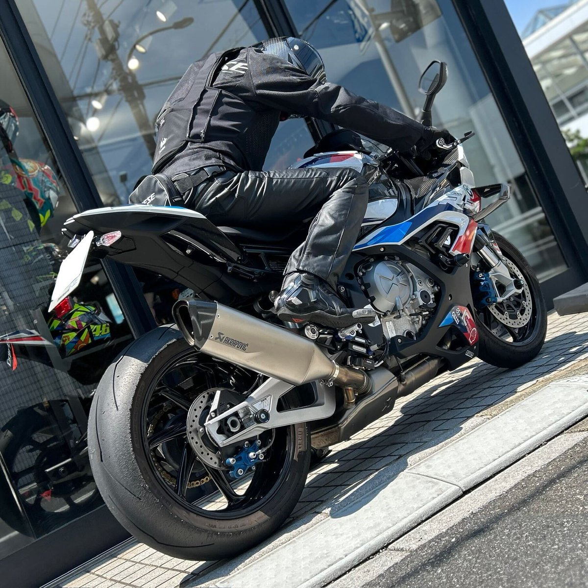 DSetagaya's tweet image. Brilliant #DaineseCrew &amp;amp; #AGVRider !

フラッグシップマシンBMW M1000RRに
PISTA GP RRとTROPHYを組み合わせたスポーツカジュアルコーディネートがExcellent!

M1000RRが奏でる四気筒のサウンドは何度聴いても心を震わせる圧巻の迫力です。

ご来店ありがとうございます🎉🎉

#ダイネーゼは2年保証